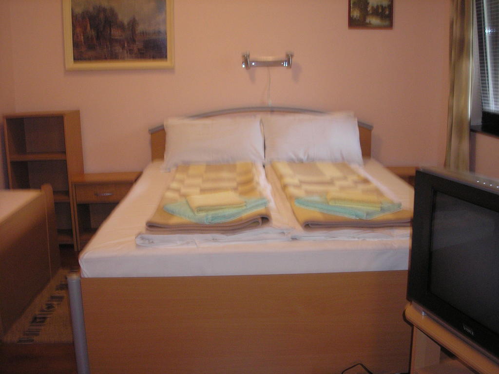 Stara Breza 1 Rooms Palić الغرفة الصورة